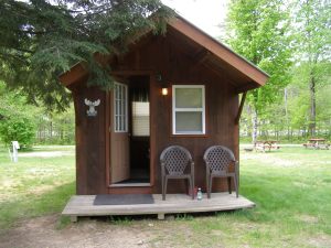 A cabin by the river at Twin River Campground and Cottages
